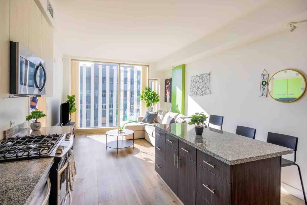 Luxury High Rise Amazlng Views & Secured Parking Appartamento
