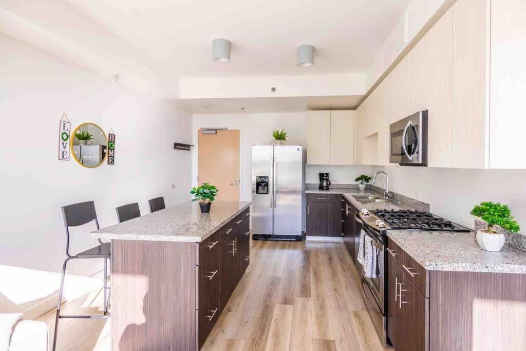 Luxury High Rise Amazlng Views & Secured Parking Appartamento