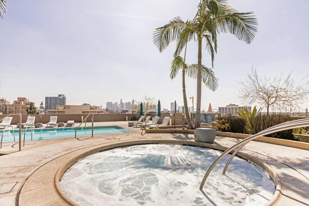 Luxury High Rise Amazlng Views & Secured Parking Appartamento